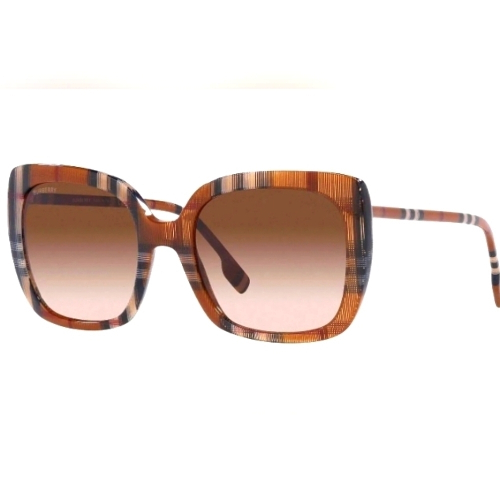 Burberry Novacheck pattern sunnies.